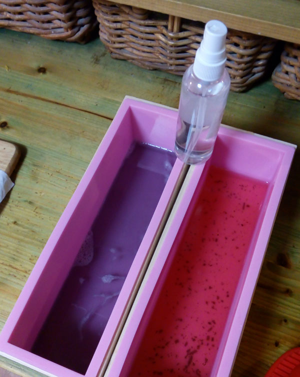 nalít do forem transparentní mýdlovou hmotu