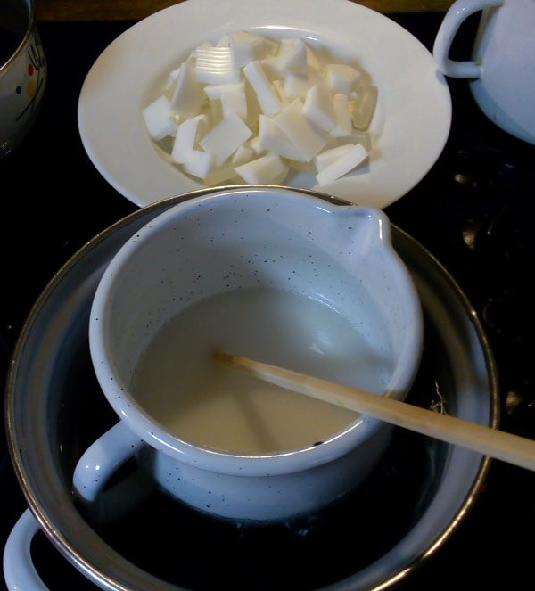 roztopit ve vodní lázni gylycerinové mýdlo s bambuckým máslem a opět přidat "zlepšovadla" a barvivo