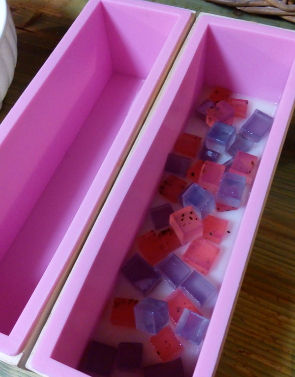 nalít na dno a navrstvit připravené kostičky