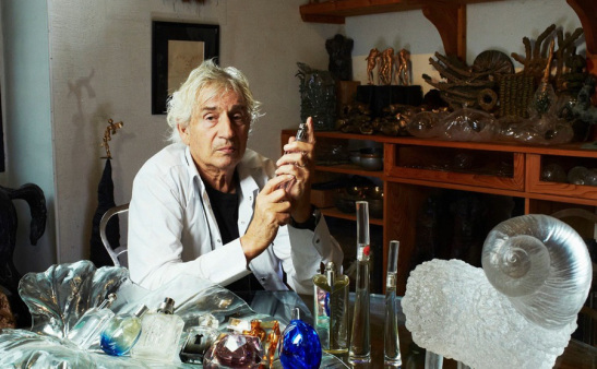 Serge Mansau se návrhům obalů parfémů věnuje od roku 1960. Na svědomí má třeba flakony k vůním Flower by Kenzo, Organza, Dolce Vita a desítky dalších.