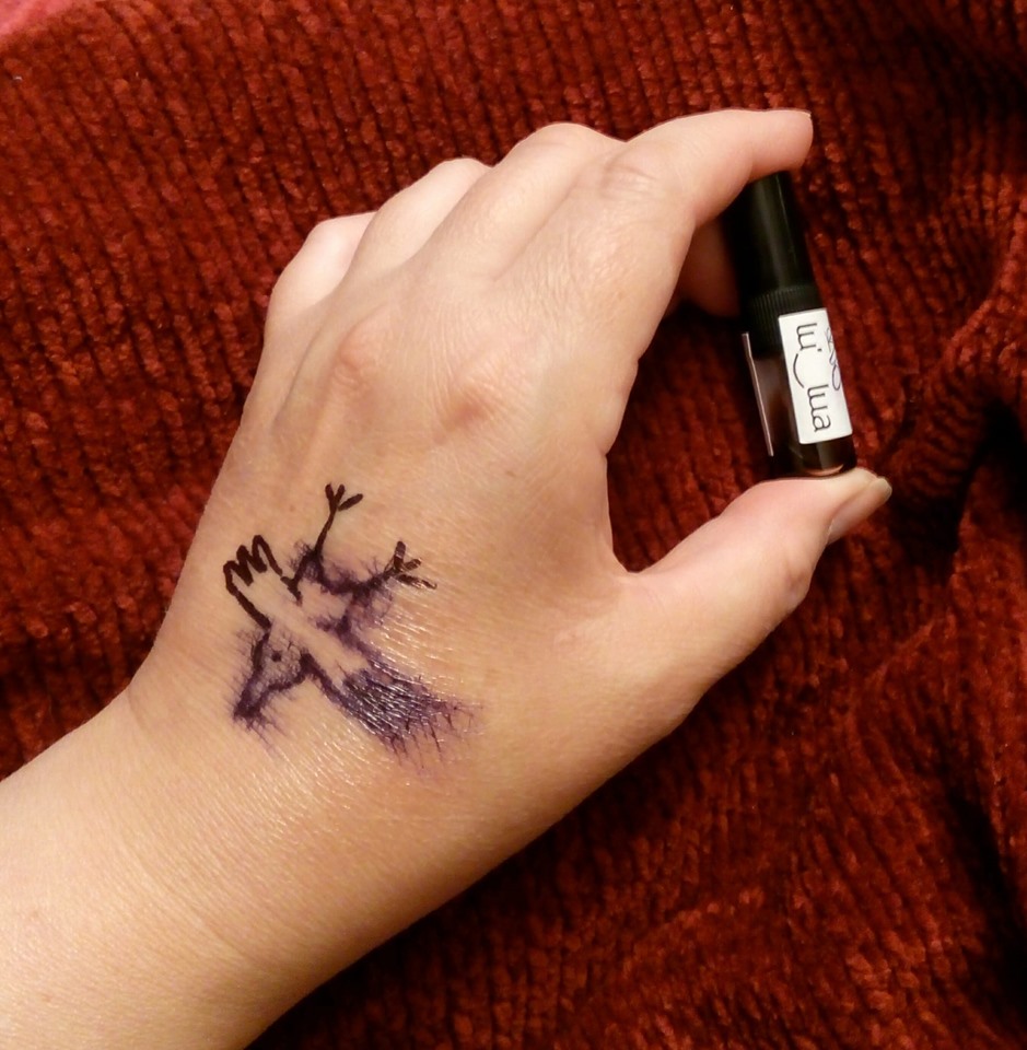 parfém je červený a obarví kůži