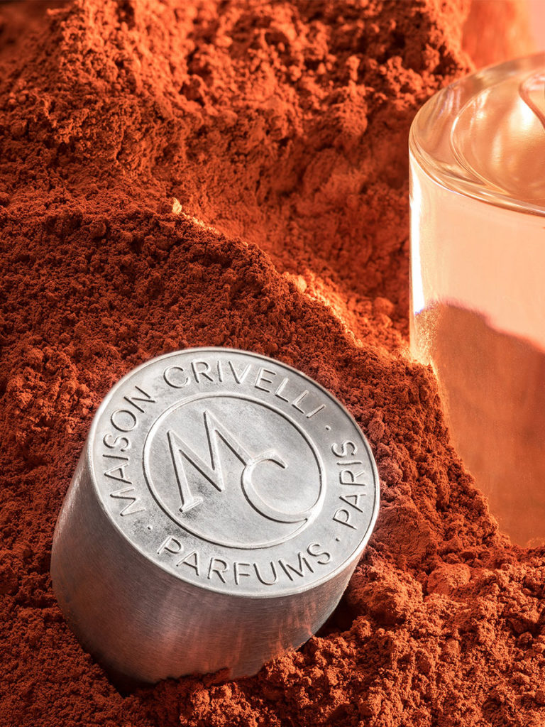 Víčka s iniciálami Maison Crivelli jsou z neleštěného Zamaku (slitiny zinku a hliníku) a jsou prý každé jedinečné.