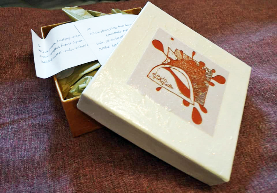 na krabičce logo fiktivní značky z aprílového článku