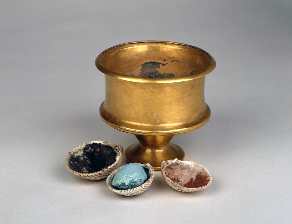 Zlatá nádoba s kosmetikou