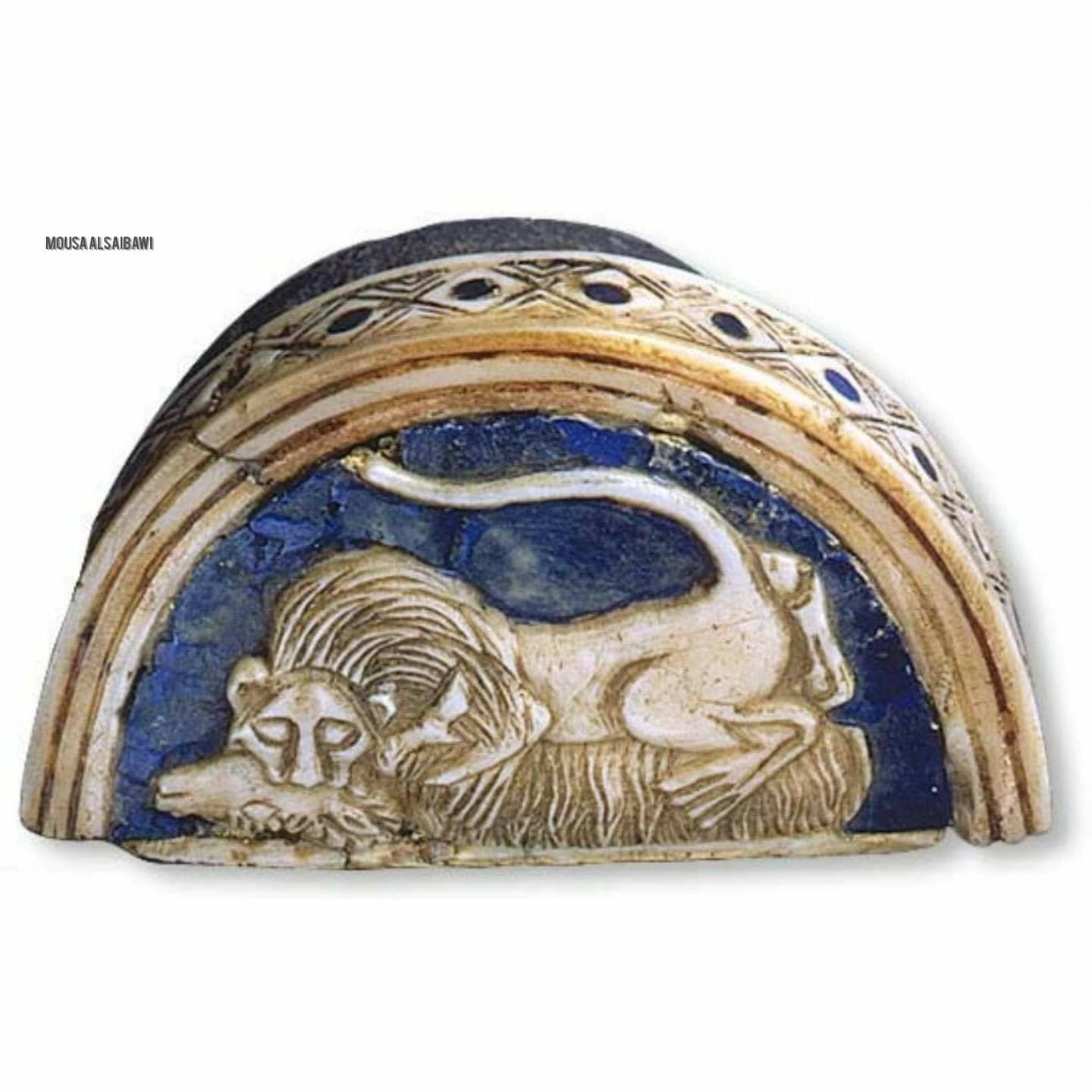 Kosmetická krabička s víčkem vykládaným stříbrem, lapis lazuli a perletí