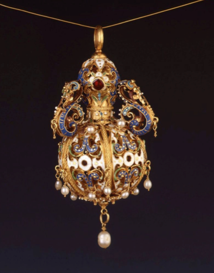 Německý pomander, počátek 17. století, šperk měří 8 cm © Burghley Collections
